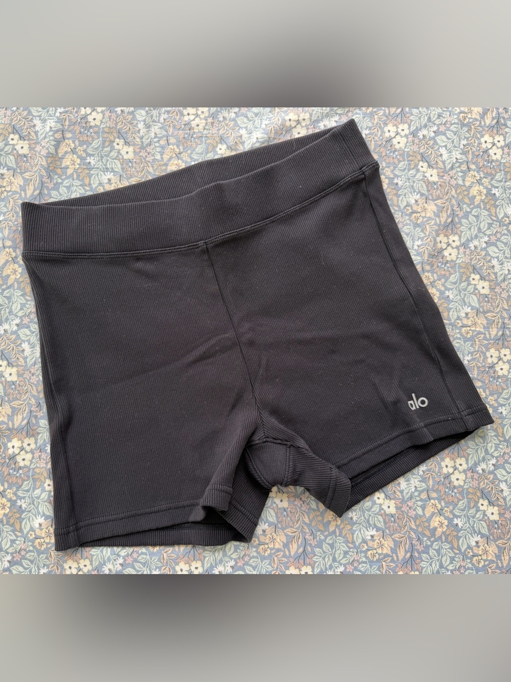 ALO Yoga Goddess Ribbed High-Waist Hot Shorts - Black